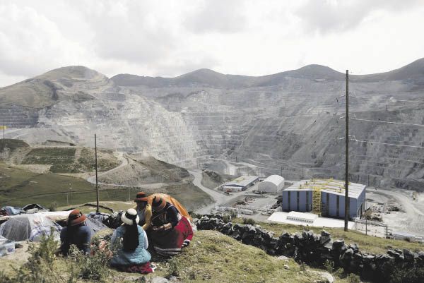 RECLAMO. Un grupo de pobladores acampa en el entorno de la mina Las Bambas, en el centro del país.