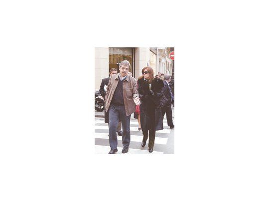 La primera dama, Cristina F. de Kirchner, y el jefe de Gabinete, Alberto Fernández, por las calles de París en el primer día de la gira.