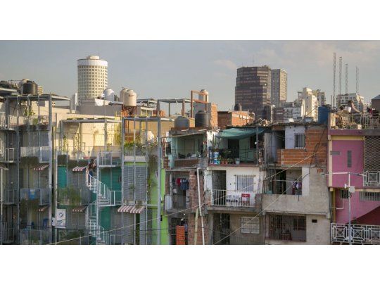 La iniciativa declara la utilidad pública y sujeto a expropiación de las tierras (en gran medida privadas) donde se localizan 4.416 asentamientos urbanos precarios, con el objetivo de entregarles a sus habitantes certificados de vivienda familiar.