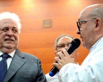 Alberto Maceira, director del Hospital Posadas, cuando Ginés González García le tomó juramento.