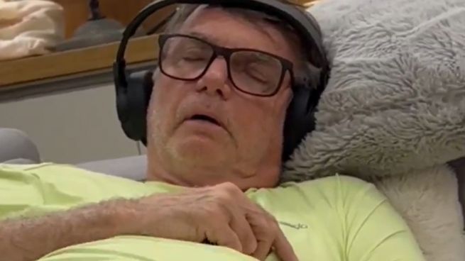Carlos Bolsonaro difundió un video en el que se ve al expresidente Jair Bolsonaro mientras duerme y padece episodios de hipo, que su hijo calificó como un riesgo para su salud.
