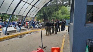 Tiroteo y tensión en el Hospital de Gonnet por un violento enfrentamiento entre barras.