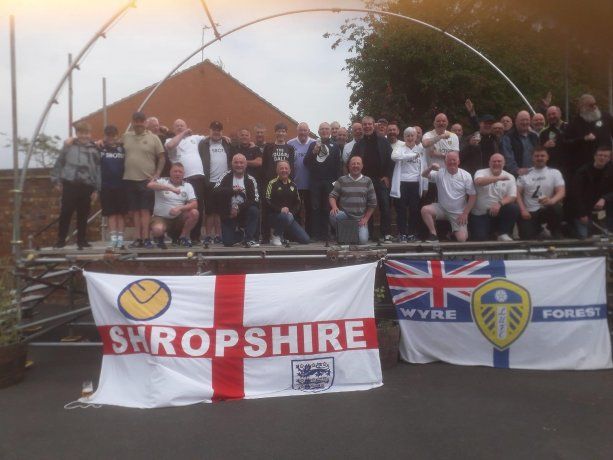 Los hinchas de Leeds que organiza Gary Sleat que acompañaron al equipo en el último duelo ante Brighton & Hove Albion. Algunos de ellos recibieron los diarios con la solicitada dedicada a Marcelo Bielsa.