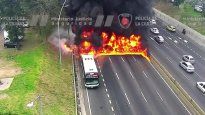 Corte total en la General Paz por impresionante incendio de un colectivo.