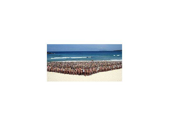 Más de 1.000 mujeres en bikini, para batir un récord