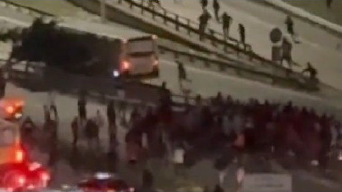 After the game, there were serious incidents between River and Platense fans in General Paz
