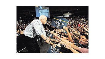 John McCainencontródificultades alcomienzo de lacampaña parallegarle alelectorado másconservador.Sin embargo,ante el estallidode la crisisfinanciera, suhistorial dehombre independientelepermitiódiferenciarse deGeorge Bush ymantener a flotesu candidatura.
