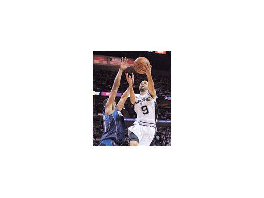 Tony Parker lanza ante la marca de Antoine Wright.
