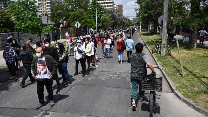 Largas filas de votantes en gran parte de los centros habilitados.