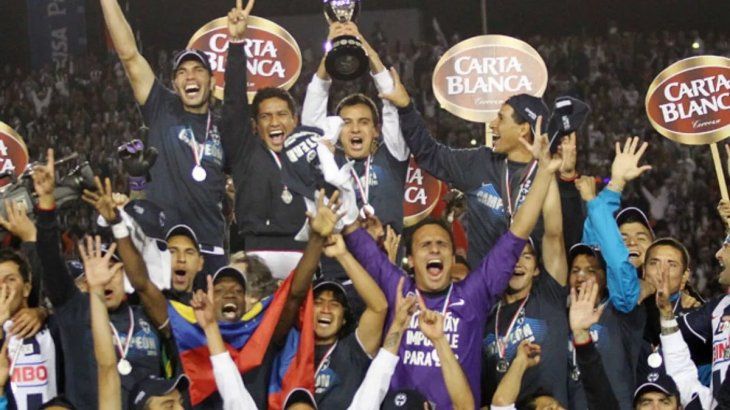 El plantel de Rayados festeja el título conquistado en 2009. Hay datos coincidentes con ese torneo conquistado que ahora hacen ilusionar al club regio.