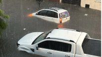 Por el temporal en el AMBA y Gran Buenos Aires, hay autos flotando y calles anegadas