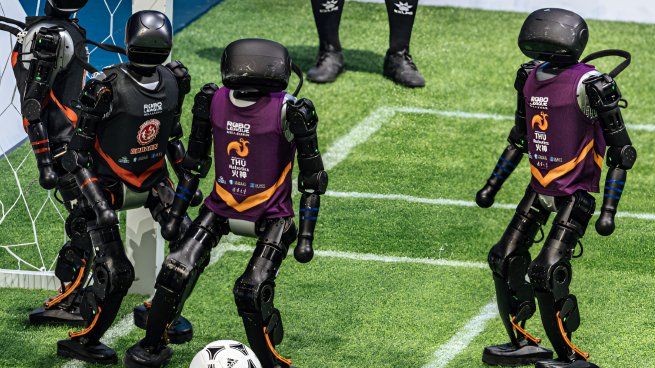China realiza el primer torneo de fútbol protagonizado por robots humanoides.