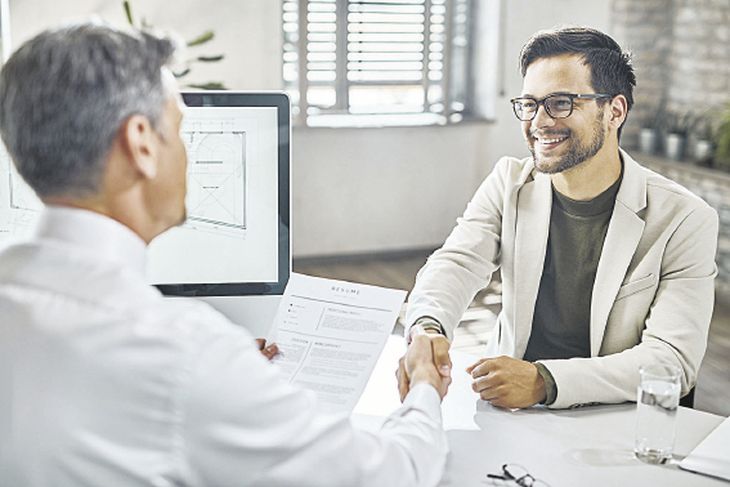 Se debe demostrar haber trabajado con ciertos documentos. Se debe demostrar haber trabajado con ciertos documentos.