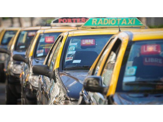 Una mujer se arrojó de un taxi y denunció que el chofer intentó abusarla