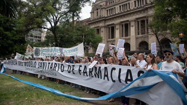 Las farmacias nucleadas en la Confederación Farmacéutica Argentina (COFA) presentaron esta mañana un recurso de amparo contra el DNU de Milei. 