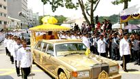 Hassanal Bolkiah ostenta una de las mayores fortunas del planeta y vive rodeado de autos de lujo, oro y el palacio más grande del mundo.