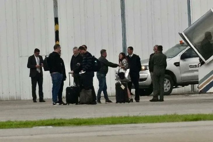 La foto que revela la presencia de Macarena Rodríguez en la comitiva que viajó a Roma. La foto que revela la presencia de Macarena Rodríguez en la comitiva que viajó a Roma.