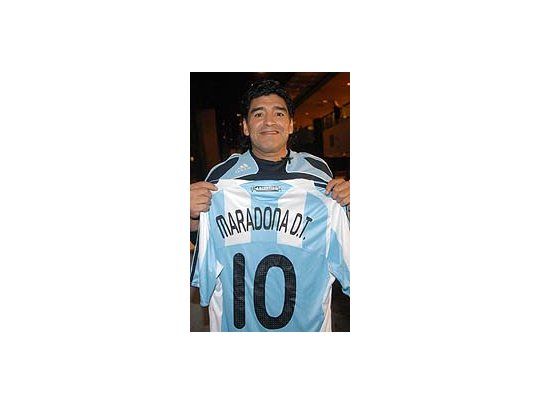 Diego Maradona fue ofrecido para asumir en Cerro Porteño.