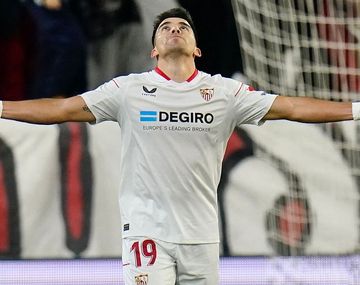 Acuña dio la asistencia para el primer gol de Sevilla y luego anotó el segundo.