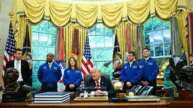 Donald Trump junto a los astronautas de Artemis II en la Casa Blanca.