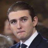 Barron Trump durante un evento familiar en Nueva York, mientras su fortuna en criptomonedas crecía silenciosamente en los mercados digitales. Barron Trump durante un evento familiar en Nueva York, mientras su fortuna en criptomonedas crecía silenciosamente en los mercados digitales.