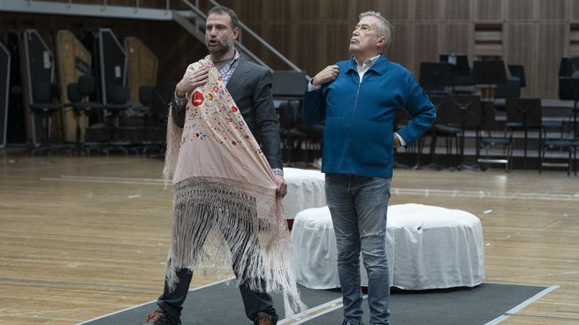Emilio Sagi (der.) en uno de los ensayos de La Traviata. Foto: Juanjo Bruzza/Teatro Colón.