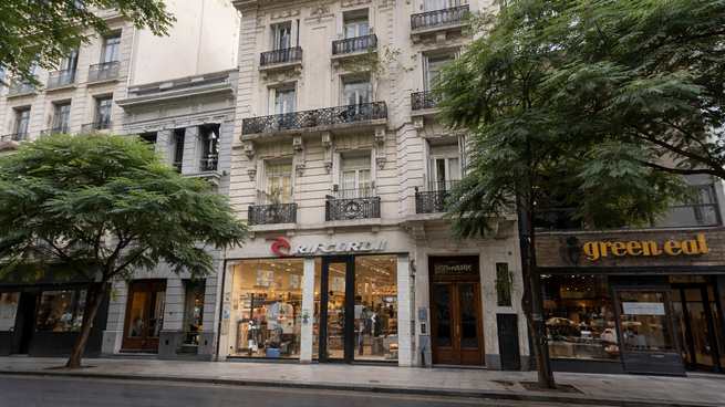 Edificio de academicismo francés con ornamentación en fachada, balcones con herrería trabajada y molduras, muchos de estos elementos traídos desde Europa en barco o replicados con técnicas de la época