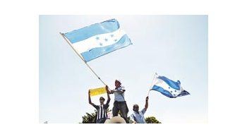 ámbito.com | Simpatizantes de Manuel Zelaya se manifestaron ayer frente al hotel de Tegucigalpa donde se negociaba el futuro político del país. La situación terminaría de normalizarse en las elecciones del 29 de noviembre.