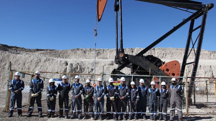 La comitiva fue acompañada por el intendente de Comodoro Rivadavia, Juan Pablo Luque, funcionarios nacionales, municipales y directivos de la Regional Sur de YPF.