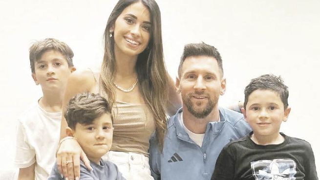 En familia. En España aseguran que Messi preinscribió a sus hijos en un colegio de Castelldefels.