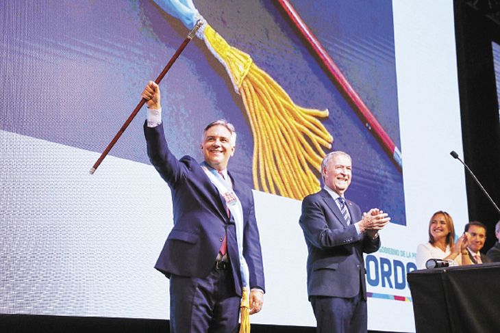 Recorte. El gobernador electo de Córdoba, Martín Llaryora, juró ayer en su nuevo cargo y anticipó rebajas de sueldos para el Poder Ejecutivo, para sus ministros y también para funcionarios de la administración local. Recorte. El gobernador electo de Córdoba, Martín Llaryora, juró ayer en su nuevo cargo y anticipó rebajas de sueldos para el Poder Ejecutivo, para sus ministros y también para funcionarios de la administración local.