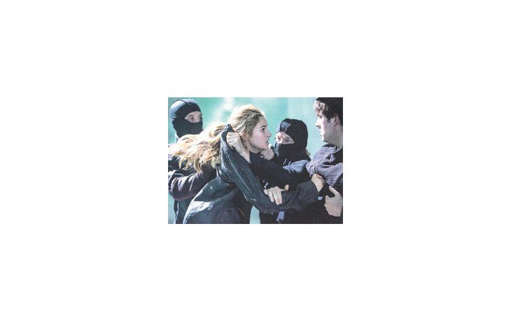 En la tradición de otras sagas fantásticas adolescentes tipo “Los juegos del hambre”, el argumento de “Divergente” es un poco obvio, pero permite buenas imágenes y escenas de acción que adquieren su mayor intensidad en el esperable climax revolucionario final.