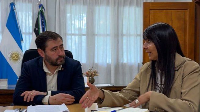 Marcelo Román, junto a la diputada Lorena Villaverde, referente libertaria en Río Negro.