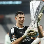 Dibu Martínez, otra vez nominado al Balón de Oro como mejor arquero Dibu Martínez, otra vez nominado al Balón de Oro como mejor arquero