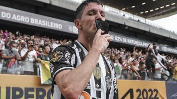 Nacho Fernández marcó un gol en el partido y otro en las tandas de penales en el triunfo de Atlético Mineiro en la final de la Supercopa de Brasil.