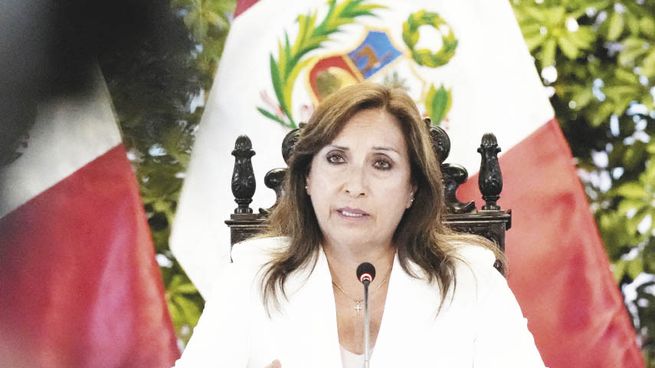 EN LA MIRA. La situación de Dina Boluarte en la presidencia de Perú se vuelve cada día más precaria en tanto crece la presión de sus detractores.