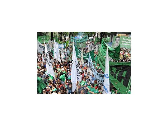 Los trabajadores se concentraron en la bajada de la Autopista La Plata y marcharon hacia la Legislatura provincial