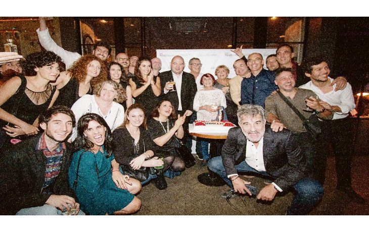 ámbito.com | Multitabarís. Rottemberg con sus elencos anteanoche, en el anuncio del lanzamiento del complejo teatral.