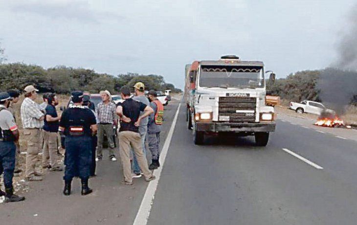 bloqueos: camioneros amenazan con desabastecer a santiago