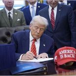 Donald Trump firmó la ley presupuestaria en el Despacho Oval, tras un breve cierre parcial del Gobierno federal. Donald Trump firmó la ley presupuestaria en el Despacho Oval, tras un breve cierre parcial del Gobierno federal.