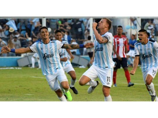 Menéndez festeja su gol y Zampedri, autor del tercero, va a su encuentro.