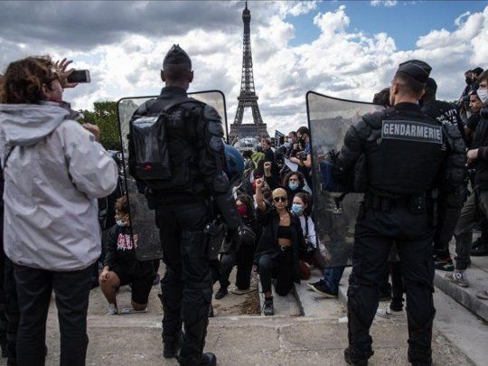 La policía de Francia es acusada por seis ONG de discriminación racial sistémica contra jóvenes negros y árabes.