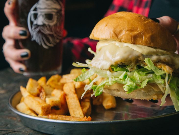 The chicken sandwich stands out among the options at Galpón de Tacuara.