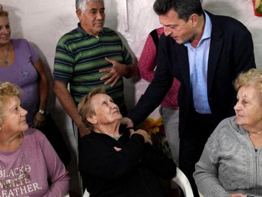 Sergio Massa junto a jubilados en Morón.