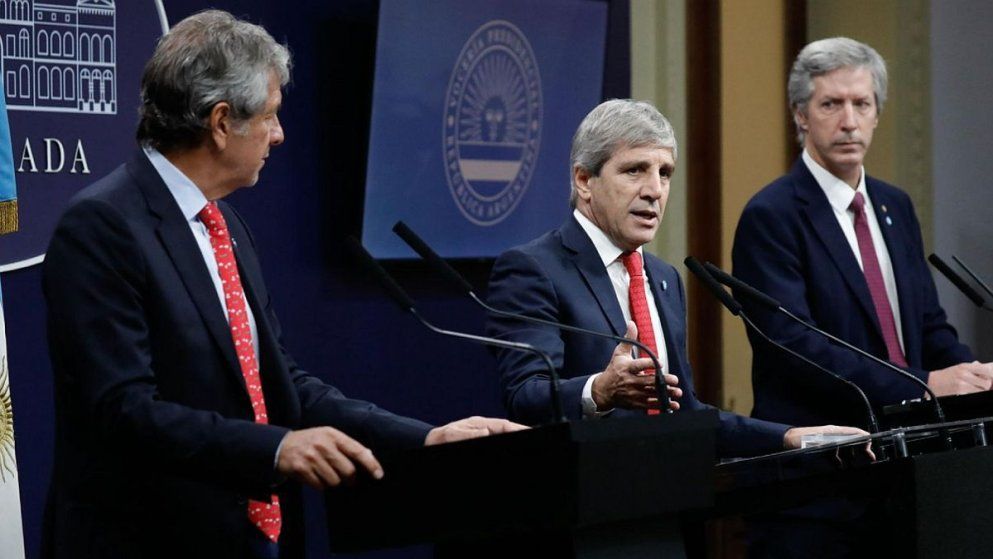 El fin del paquete es remonetizar la economía con los dólares que los argentinos tienen en el colchón.