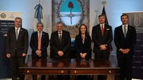 Pablo Quirno, Luis Caputo, Horacio Marín, Sarah Whitten, Christofer Landau y John Jovanovic durante la firma del acuerdo.&nbsp;
