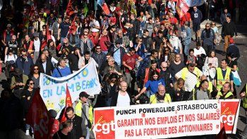 La negativa del Gobierno del presidente liberal Emmanuel Macron a discutir sobre su proyecto de retrasar la edad de jubilación de 62 a 64 años tensó el debate político en Francia.