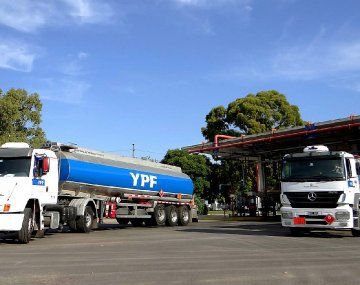 YPF puso a disposición 70 camiones adicionales para garantizar el abastecimiento de combustibles en las estaciones de servicio. 