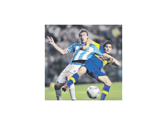 Una muestra de lo que fue el partido. Cristian Chávez y Matías Cahais luchan para tratar de ganar la pelota. ¿Quién agarra a quién?