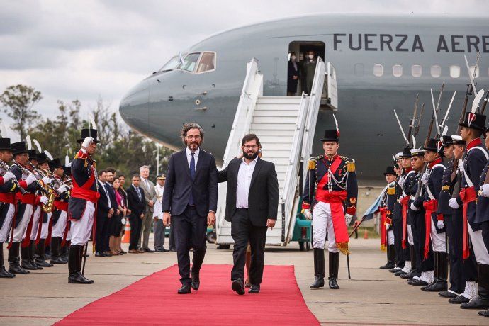 El presidente de Chile, Gabriel Boric, llegó a la Argentina, donde cumplirá una intensa agenda que comenzará con una reunión con Alberto Fernández en la Casa Rosada.